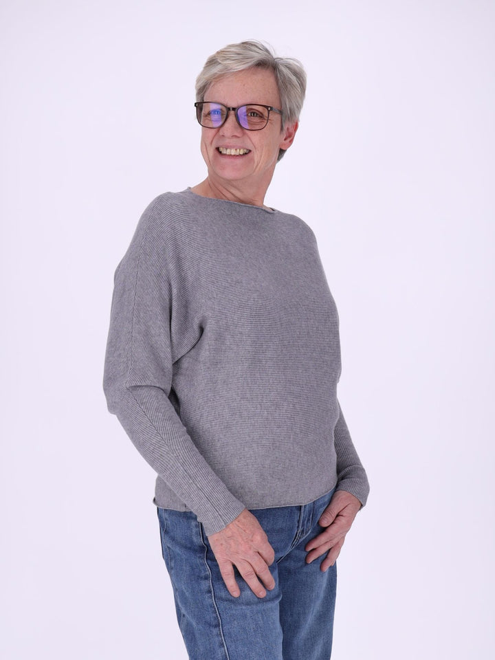 Grauer Damen Strickpullover mit Fledermausärmeln – weich, modern & vielseitig kombinierbar