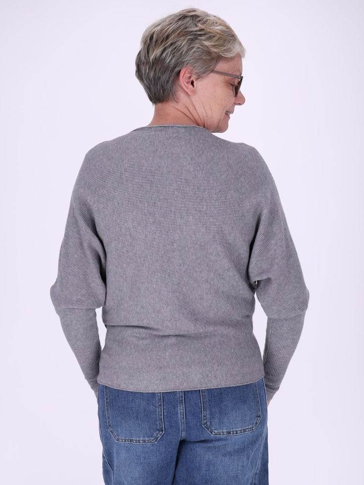 Grauer Damen Strickpullover mit Fledermausärmeln – weich, modern & vielseitig kombinierbar