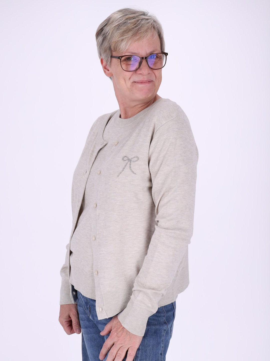 Damen Strickjacke mit Perlenstickerei in Beige – feminin, elegant & zeitlos