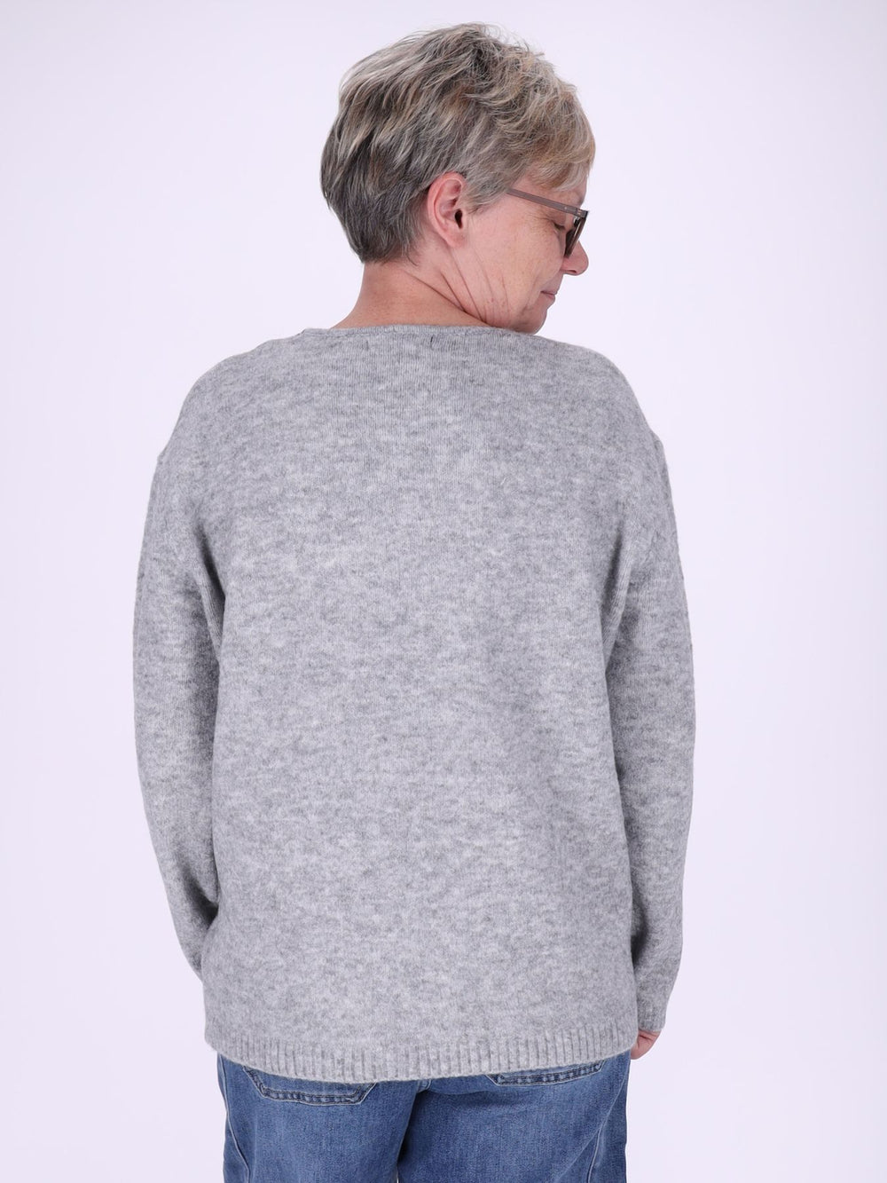 Damen Strickpullover mit Schriftzug in Grau – weich, modern & vielseitig kombinierbar