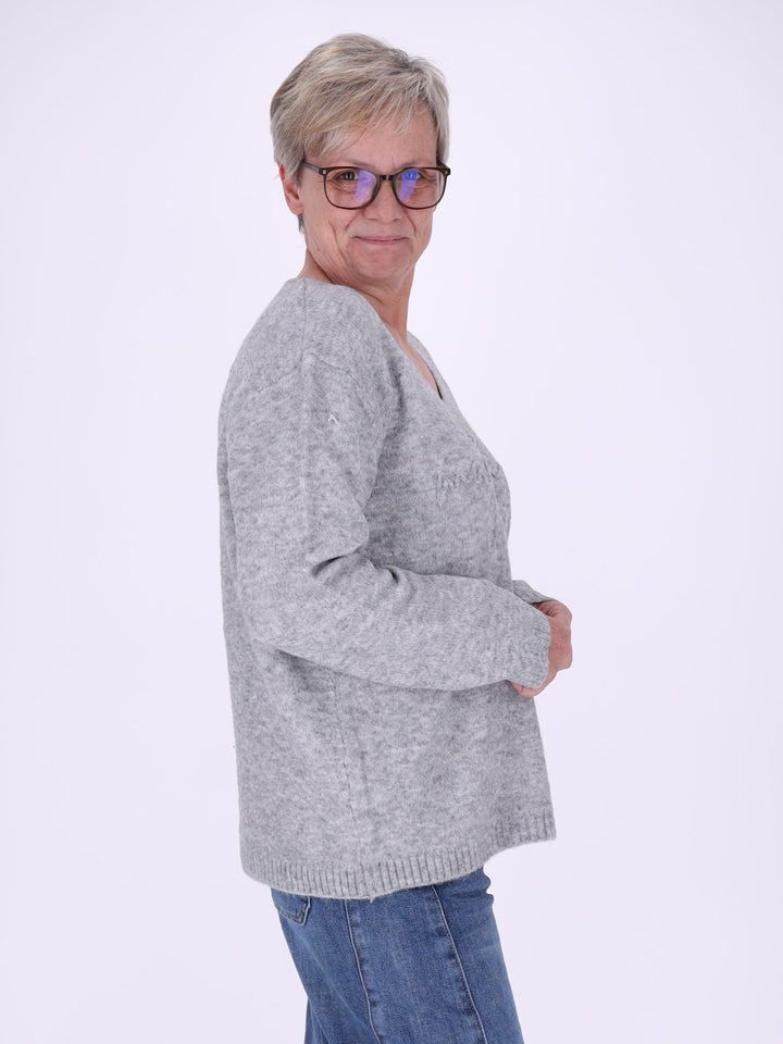 Damen Strickpullover mit Schriftzug in Grau – weich, modern & vielseitig kombinierbar