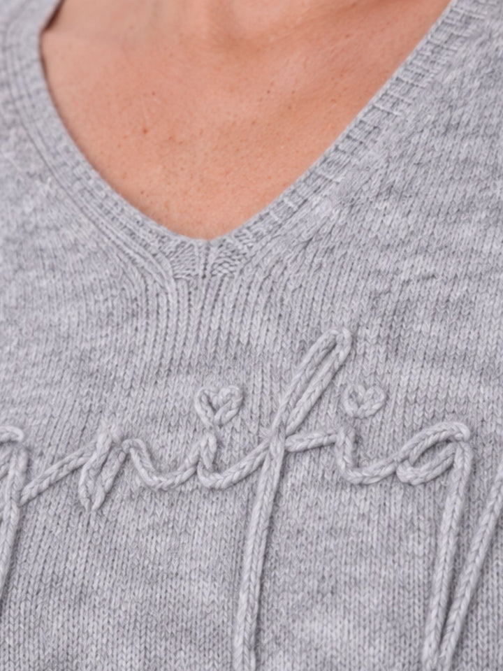 Damen Strickpullover mit Schriftzug in Grau – weich, modern & vielseitig kombinierbar