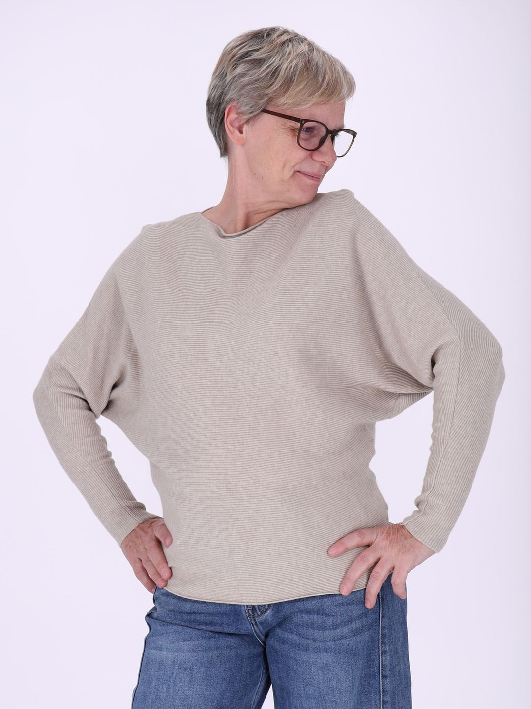 Damen Strickpullover mit Fledermausärmeln in Fango – weich, modern & stilvoll