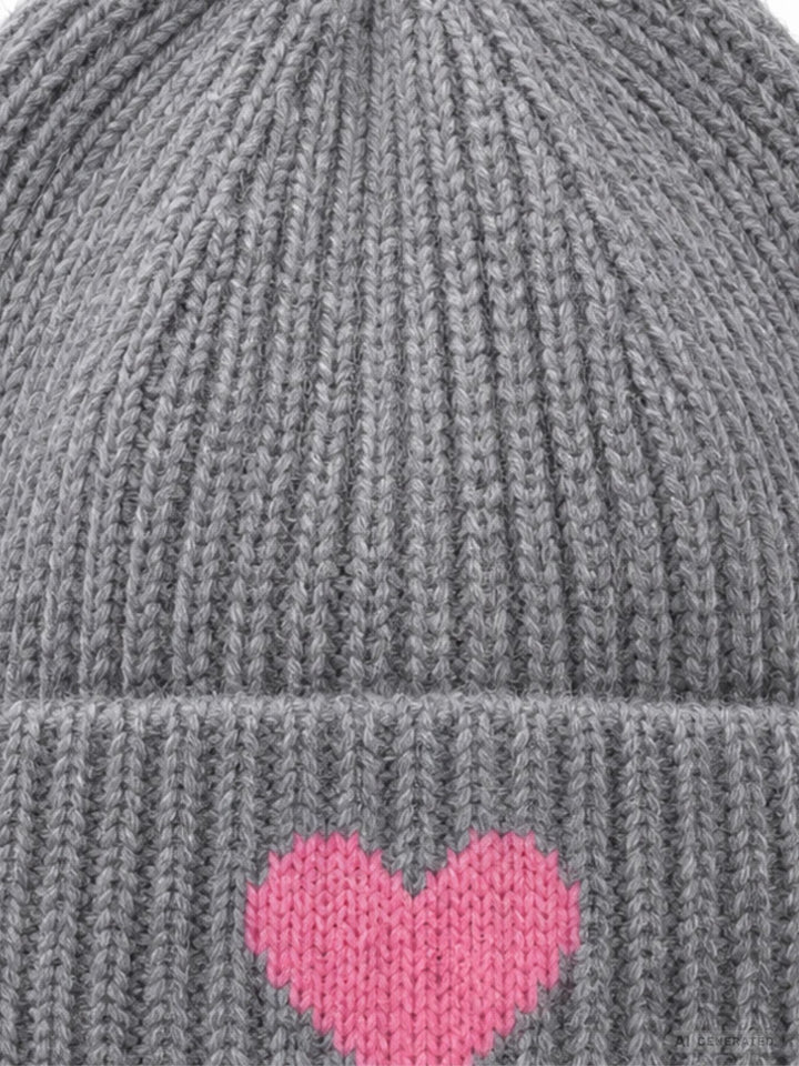 Damen Strickmütze Grau mit pinkem Herz – Kuschelig, modern & liebevoll