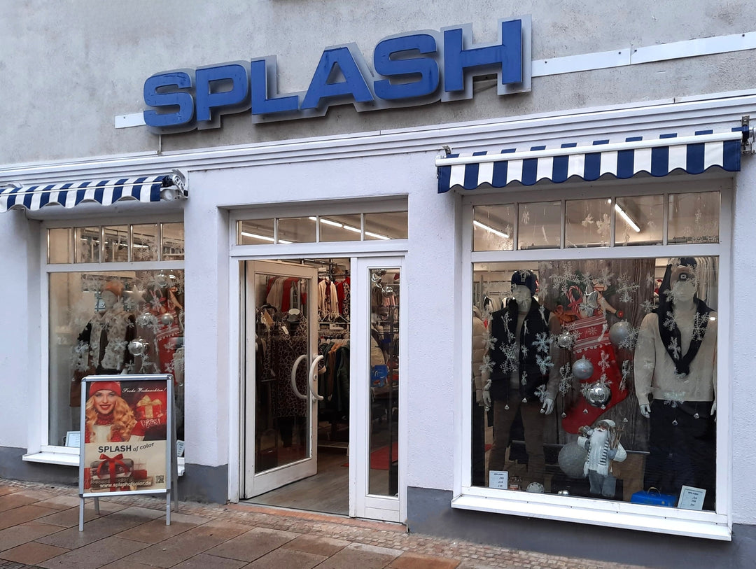 Vorderseite des Shops „SPLASH“ mit blauem Schriftzug und Schaufenstern